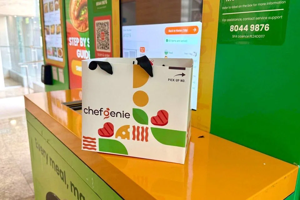 Setelah menunggu sekitar sembilan minit, dua hidangan yang dipesan iaitu Beef Lasagna dan Fried Soto Udon dibungkus di dalam satu bag supaya mudah dibawa. 