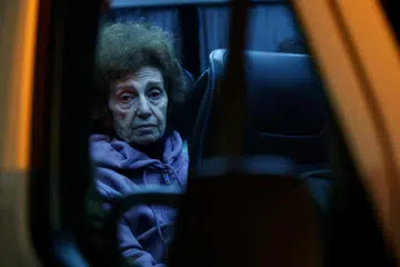 DILANJUTKAN SEHARI: Di bawah perjanjian gencatan senjata yang dilanjutkan telah membolehkan lebih ramai tebusan dan tahanan dibebaskan seperti Cik  Irena Tati, 73 tahun, yang dilepaskan pada 29 November untuk dibawa ke Pusat Perubatan Sheba di Ramat Gan, daerah Tel Aviv, Israel