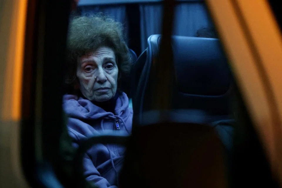 DILANJUTKAN SEHARI: Di bawah perjanjian gencatan senjata yang dilanjutkan telah membolehkan lebih ramai tebusan dan tahanan dibebaskan seperti Cik  Irena Tati, 73 tahun, yang dilepaskan pada 29 November untuk dibawa ke Pusat Perubatan Sheba di Ramat Gan, daerah Tel Aviv, Israel