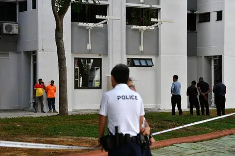 Bayi itu ditemui lebih dua jam kemudian oleh dua pekerja pembersihan majlis bandaran yang bekerja di blok berkenaan.
