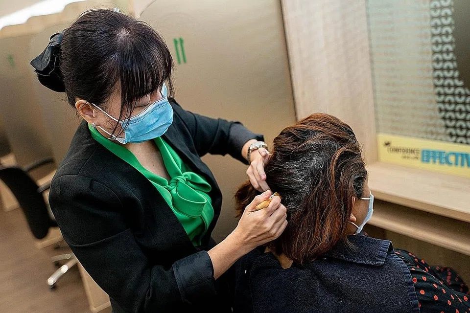 KHIDMAT JAGAAN RAMBUT: Beijing 101 mempunyai pengalaman luas dalam menangani masalah rambut seperti masalah kulit kepala, rambut gugur, rambut berminyak, rambut beruban, dan pelbagai jenis keguguran rambut. - Foto NUR DIYANA TAHA