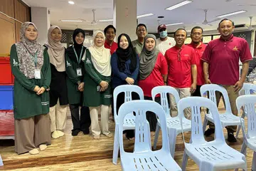 Kempen derma darah ini dilaksanakan dengan sokongan Palang Merah Singapura (SRC) serta sukarelawan Kecemasan dan Pendekatan Masyarakat (C2E) di kawasan Eunos. Pengurus Masjid, Ustaz Mohd Taufiq Mohd Ismail (paling kanan) bersama sukarelawan yang terlibat bagi acara ‘Blood Donation Drive’ yang berlangsung baru-baru ini di masjid tersebut.