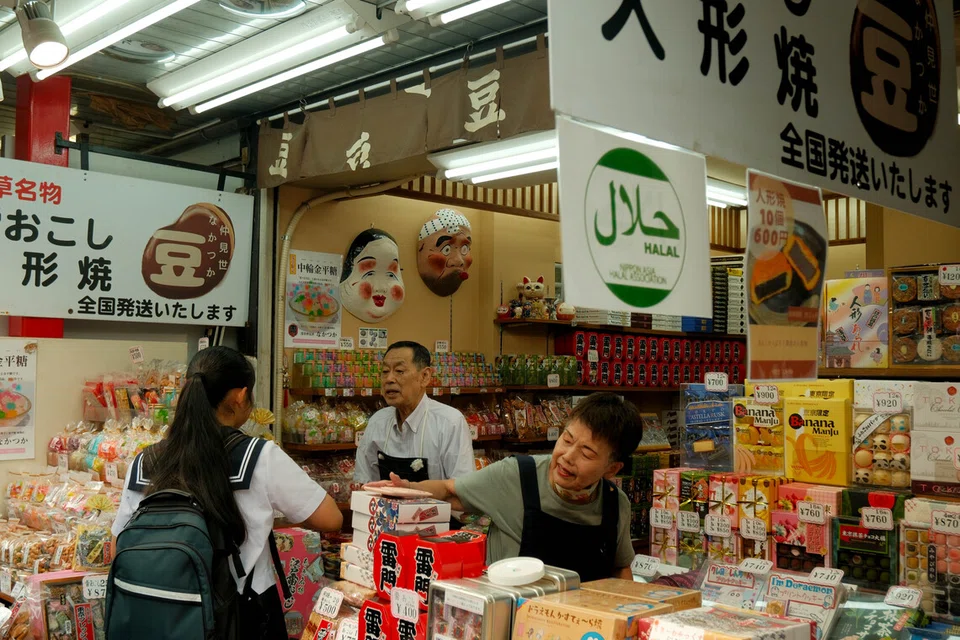 Tidak perlu risau, banyak kedai snek tradisional di sekitar Asakusa kini memaparkan sijil Halal dengan jelas!