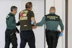 Mitchell Ong (tengah) yang dikenal pasti oleh media Sepanyol sebagai suspek berkaitan kes pembunuhan Cik Audrey Fang, ditahan di bilik hotelnya di Alicante pada 16 April.