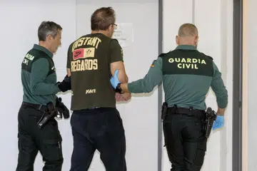 Mitchell Ong (tengah) yang dikenal pasti oleh media Sepanyol sebagai suspek berkaitan kes pembunuhan Cik Audrey Fang, ditahan di bilik hotelnya di Alicante pada 16 April.