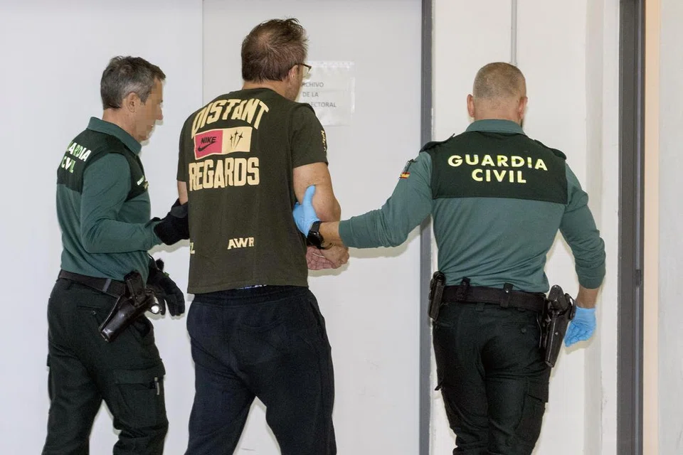 Mitchell Ong (tengah) yang dikenal pasti oleh media Sepanyol sebagai suspek berkaitan kes pembunuhan Cik Audrey Fang, ditahan di bilik hotelnya di Alicante pada 16 April.