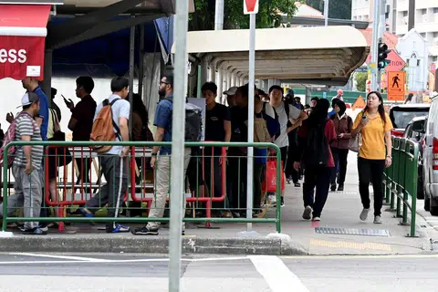 Pak Wanca akan menghampiri penumpang yang sedang beratur dekat Arab Street dan menawarkan perkhidmatan mereka pada harga yang lebih rendah.
