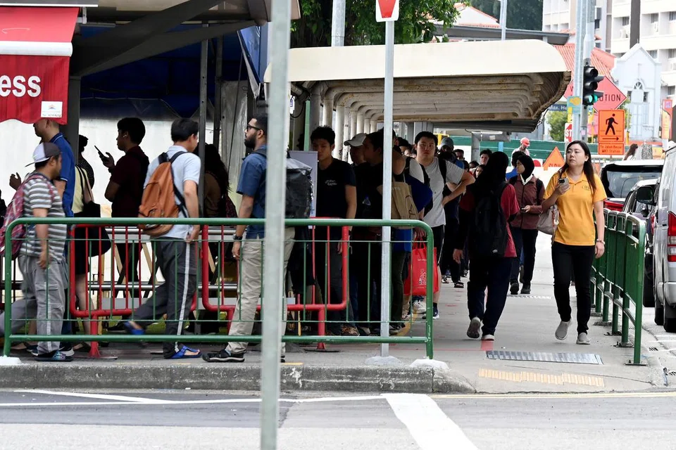 Pak Wanca akan menghampiri penumpang yang sedang beratur dekat Arab Street dan menawarkan perkhidmatan mereka pada harga yang lebih rendah.