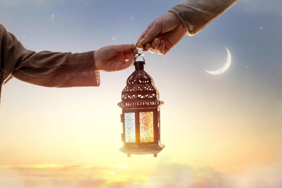 Penulis mengajar anaknya tentang perubahan bentuk bulan serta kedudukan matahari di langit bagi meningkatkan keghairahannya untuk berpuasa dalam bulan Ramadan.