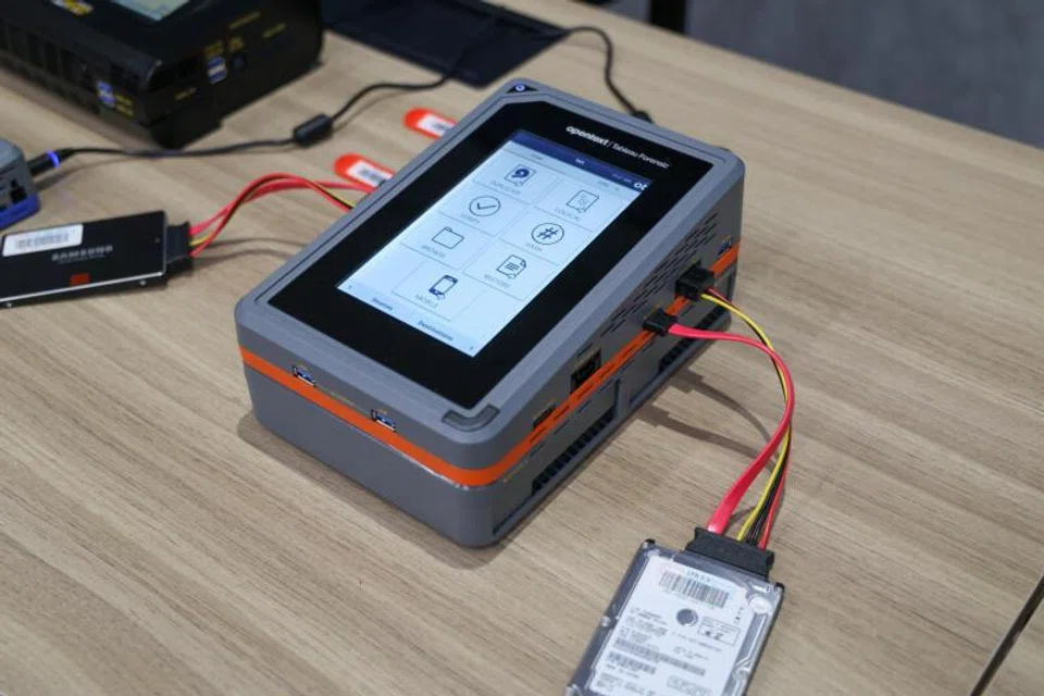 Proses konvensional pengklonan bukti ke cakera keras sebelum dibawa ke makmal forensik CSA untuk analisis lanjut, yang lazimnya mengambil masa sekitar satu hingga dua jam bagi setiap satu terabait data.