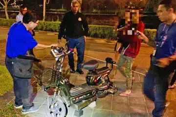 AMBIL TINDAKAN: Penunggang PMD ini ditahan dalam operasi malam di Punggol Town kerana memecut pada kelajuan 30 kilometer sejam di samping menggunakan PMD seberat 60 kilogram yang tidak mengikut ketetapan undang-undang di lintasan awam. - Foto LTA