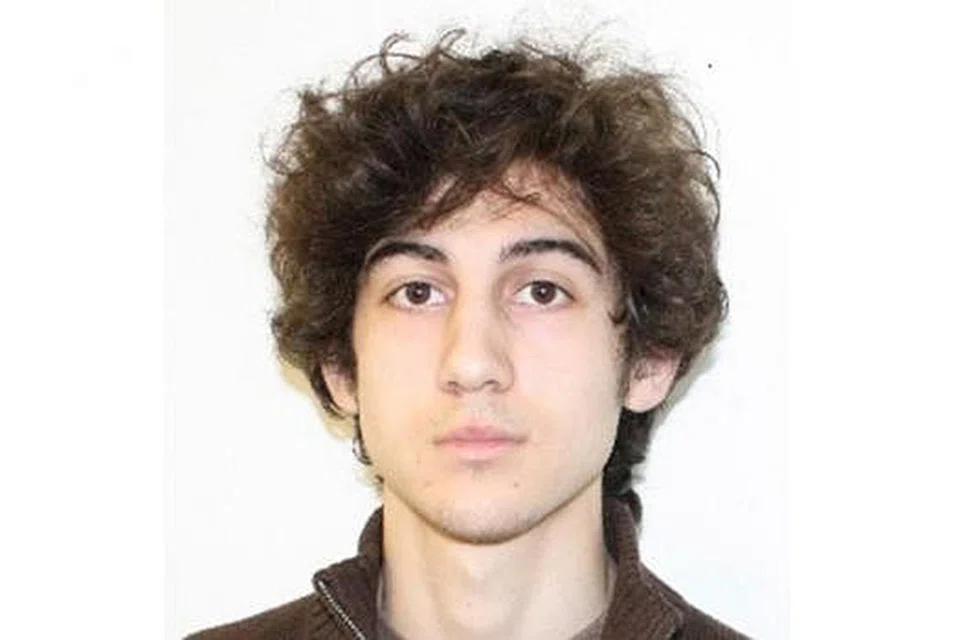 HUKUMAN MATI: Juri dalam perbicaraan pengeboman Boston Marathon menjatuhkan hukuman mati terhadap Dzhokhar Tsarnaev (atas), 19, pada 15 Mei 2015, kerana membantu untuk menjalankan serangan 2013 yang membunuh tiga orang dan mencederakan 264. - Foto REUTERS