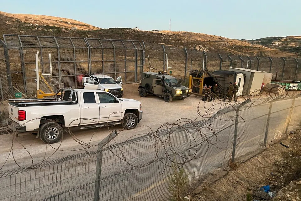 Askar Israel berkawal di sebelah pagar di bahagian Bukit Golan, berhampiran garis gencatan senjata antara Bukit Golan yang diduduki Israel dengan Syria.