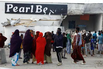 RASA CEMAS: Sekumpulan penduduk berhimpun di luar restoran Pearl Beach susulan serangan yang dilakukan puak pemisah Al Shabaab di pantai Lido, di Mogadishu, Somalia, pada Sabtu. 