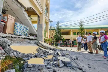 Foto edaran yang disediakan Pejabat Komunikasi Presiden (PCO) menunjukkan Presiden Filipina, Encik Ferdinand Marcos Jr. (dua dari kiri), meninjau kawasan sekolah menengah yang rosak akibat gempa bumi di General Santos City, selatan Filipina pada 10 Jun 2026.