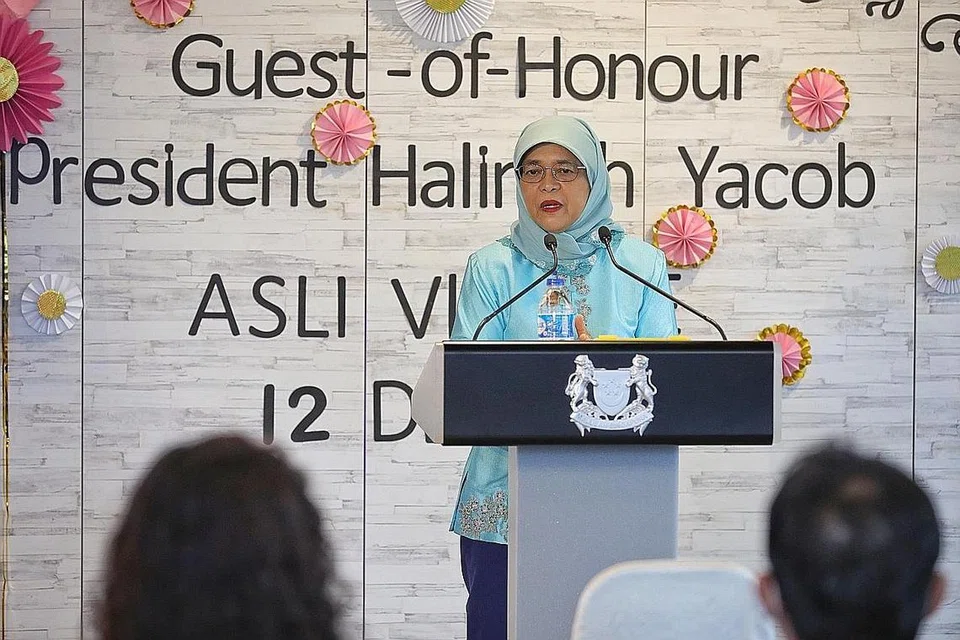 DETIK ISTIMEWA: Encik Shahrin bersama puterinya, Cik Liyana, merupakan salah satu pasangan daripada 15 bapa dan anak perempuan yang telah menghadiri acara 'Detik Istimewa Bersama Ayah' semalam, yang dihadiri Presiden Halimah Yacob (gambar atas). - Foto BH oleh KEVIN LIM