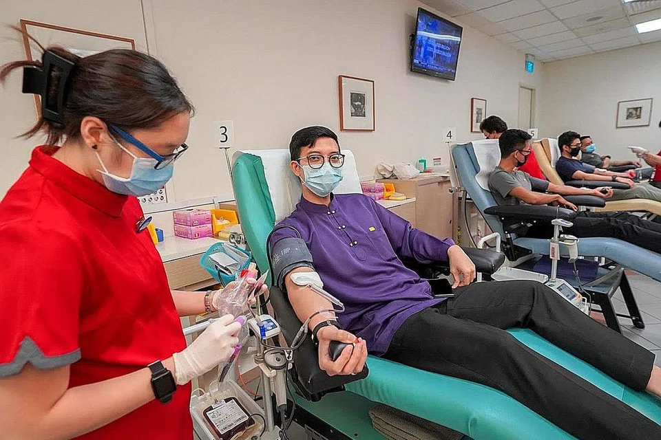 DERMA DARAH: Encik Luqman Hakim akan mendorong teman-temannya yang lain agar sama-sama menderma darah setiap kali timbul peluang. Beliau juga turut membantu dalam mengendalikan acara derma darah di masjid. - Foto BM oleh NUR DIYANA TAHA