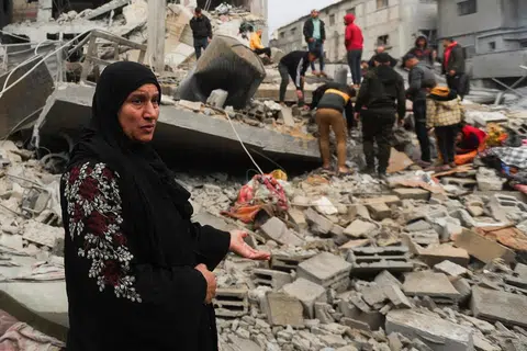 PERLU LINDUNGI ORANG AWAM: Para penduduk memeriksa bangunan-bangunan yang musnah angkara pengeboman tentera Israel di Khan Younis pada 14 Disember.