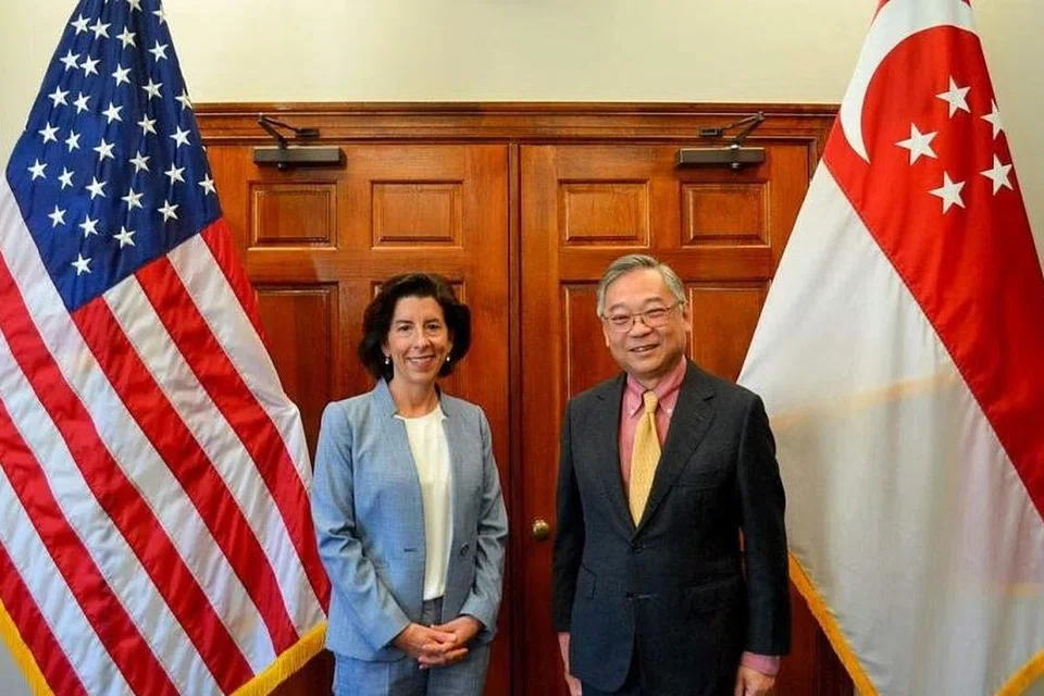 Menteri Perdagangan dan Perusahaan, Encik Gan Kim Yong (kanan), bersama Setiausaha Perdagangan Amerika Syarikat, Cik Gina Raimondo di Washington DC pada 29 April. 