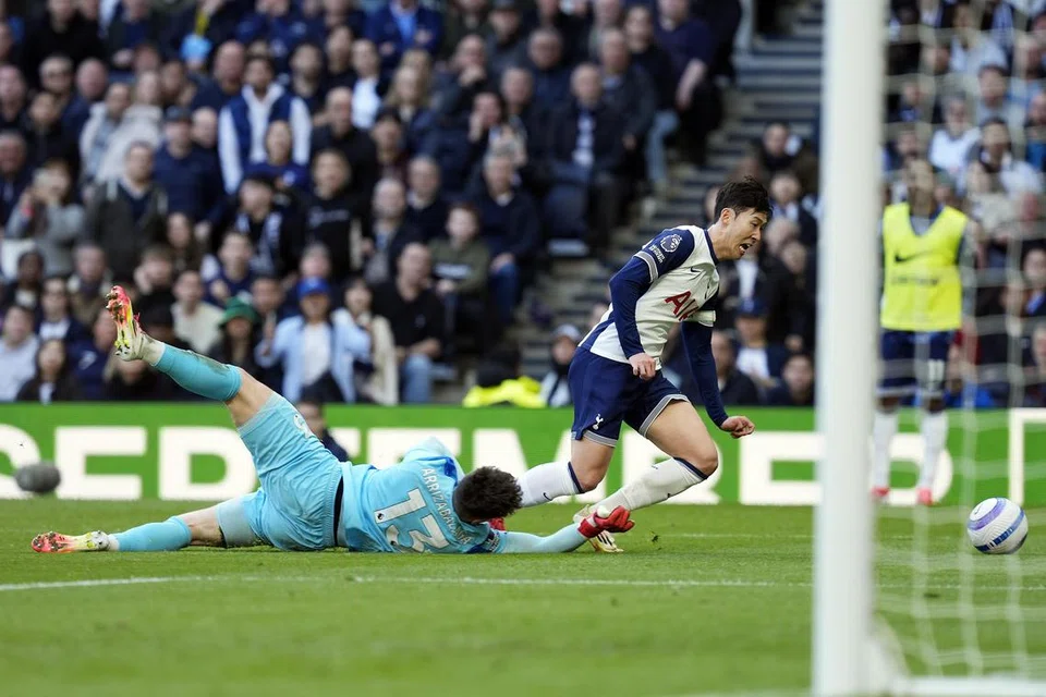 Son Heung-min (kanan) cuba menggelecek bola namun dijatuhkan penjaga gawang Bournemouth, Kepa Arrizabalaga, dalam percubaannya itu. Son kemudian menyempurnakan penalti untuk membantu Spurs seri 2-2 dengan pasukan lawan.