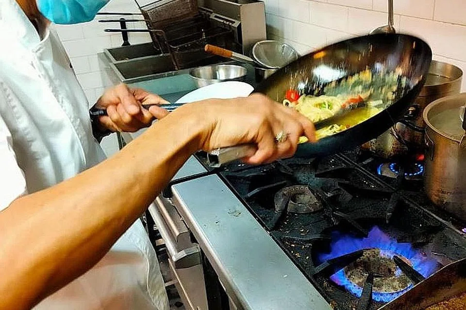 BERPENGALAMAN: Cef Sous Zulkeflee Hussain (gambar), yang bekerja di Royal Palm@Orchid Country Club, mempunyai pengalaman selama 32 tahun dalam sektor makanan. Semalam, Menteri Tenaga Manusia, Cik Josephine Teo, berkata terdapat hampir 6,700 peluang pekerjaan dan latihan yang ditawarkan dalam sektor makanan sejak April lalu di bawah Pakej Pekerjaan dan Kemahiran SGUnited. - Foto ROYAL PALM