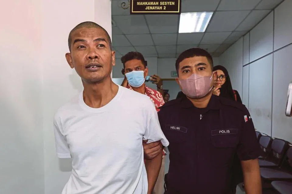 DIDAKWA LAGI: Penyanyi kumpulan Exist, Mamat, atau nama sebenarnya, Mohd Ali Kamaruddin, 46 tahun, didakwa di Mahkamah Sesyen dan Majistret Johor Bahru pada 23 Januari, atas dua tuduhan memiliki dan mengambil dadah pada 2019.
