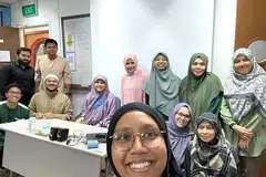 Adam Jefri (berdiri dua dari kiri) bersama rakan sekuliah dan pensyarah Program Sarjana Muda BIRKH di IPIP, tempat beliau memperkukuh ilmu dan pengalaman dalam bidang pengajian Islam.