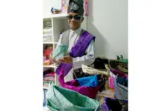 ANTARA SEGELINTIR PEMBUAT TANJAK DI SINI: Daeng Mohd Arapi dengan tanjak-tanjak buatannya. Beliau telah menghasilkan lebih 100 tanjak sejak enam tahun lalu. - Foto BM oleh SAINI SALLEH