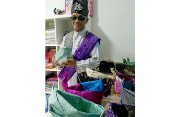 ANTARA SEGELINTIR PEMBUAT TANJAK DI SINI: Daeng Mohd Arapi dengan tanjak-tanjak buatannya. Beliau telah menghasilkan lebih 100 tanjak sejak enam tahun lalu. - Foto BM oleh SAINI SALLEH
