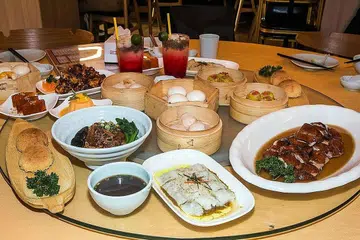 BUKA SELERA: The Dim Sum Place kini menawarkan sekitar 100 jenis sajian tradisional China dengan cara masakan asli dan fusion. Ini bermakna selain sajian autentik China, terdapat juga masakan jenis fusion yang menggabungkan beberapa masakan bangsa lain yang diterap dalam masakan China yang disediakan. - Foto ZALEHA ABDUL KADER