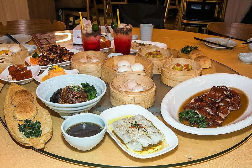 BUKA SELERA: The Dim Sum Place kini menawarkan sekitar 100 jenis sajian tradisional China dengan cara masakan asli dan fusion. Ini bermakna selain sajian autentik China, terdapat juga masakan jenis fusion yang menggabungkan beberapa masakan bangsa lain yang diterap dalam masakan China yang disediakan. - Foto ZALEHA ABDUL KADER