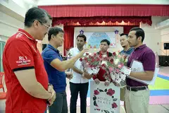 SEBAR MESEJ KEHARMONIAN: Encik Mohamed Irshad (tiga dari kiri, berbaju putih) mengasaskan 'Roses of Peace' (ROP) pada 2012 dengan tujuan memperkukuh kesepaduan sosial dalam semua lapisan rakyat. Turut sama dalam gambar ialah Speaker Parlimen, Encik Tan Chuan-Jin (dua dari kiri). Gambar ini dipetik dalam satu acara ROP tahun lalu. - Foto fail