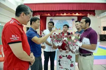 SEBAR MESEJ KEHARMONIAN: Encik Mohamed Irshad (tiga dari kiri, berbaju putih) mengasaskan 'Roses of Peace' (ROP) pada 2012 dengan tujuan memperkukuh kesepaduan sosial dalam semua lapisan rakyat. Turut sama dalam gambar ialah Speaker Parlimen, Encik Tan Chuan-Jin (dua dari kiri). Gambar ini dipetik dalam satu acara ROP tahun lalu. - Foto fail