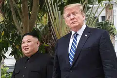 PERTEMUAN KEDUA: Presiden Trump (kanan) berjalan bersama pemimpin Korea Utara, Kim Jong-un sewaktu sidang puncak kedua Amerika Syarikat-Korea Utara yang diadakan di Hotel Metropole, Hanoi semalam. - Foto AFP