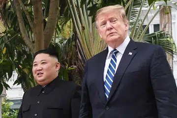 PERTEMUAN KEDUA: Presiden Trump (kanan) berjalan bersama pemimpin Korea Utara, Kim Jong-un sewaktu sidang puncak kedua Amerika Syarikat-Korea Utara yang diadakan di Hotel Metropole, Hanoi semalam. - Foto AFP