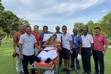 LAWAT PADANG GOLF: Encik Mohd Salleh Ismail bersama pengerusi Singapore Island Country Club dan presiden kelab, Encik Vincent Wee (dua dari kiri) dan kakitangan lain semasa lawatannya pada 7 Mei.