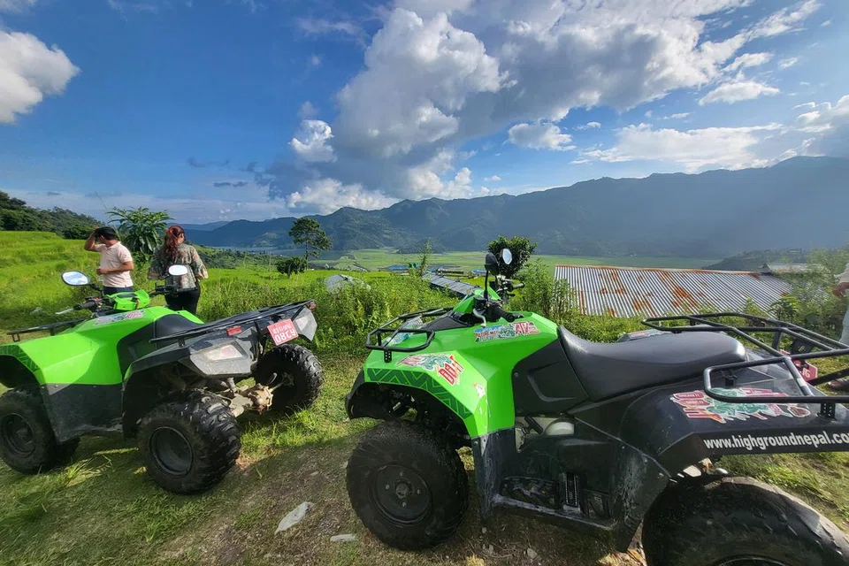PEMANDANGAN INDAH: Salah satu aktiviti lasak iaitu menunggang adalah kenderaan serba rupa bumi atau ATV, di mana penulis berpeluang untuk melihat tasik Phewa yang luas dan dapat memberi ketenangan.