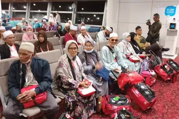 BERPELUANG MENJADI TETAMU ALLAH:  Kumpulan pertama jemaah haji Malaysia sedang menunggu untuk mengecop pasport mereka di kaunter Imigreseen di Lapangan Terbang Antarabangsa Kuala Lumpur, pada 21 Mei lalu.