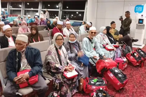 BERPELUANG MENJADI TETAMU ALLAH:  Kumpulan pertama jemaah haji Malaysia sedang menunggu untuk mengecop pasport mereka di kaunter Imigreseen di Lapangan Terbang Antarabangsa Kuala Lumpur, pada 21 Mei lalu.