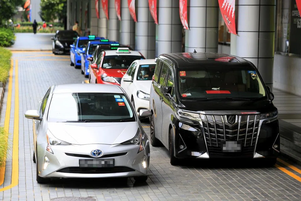 LAKUKAN SEMAKAN: Penguasa Pengangkutan Darat (LTA) baru-baru ini mengumumkan ia sedang menyemak cara pengendali teksi dan khidmat kereta sewa privet (PHV) menjalankan perniagaan.