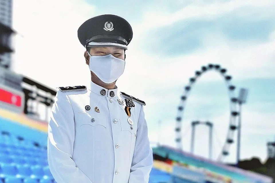 Timbalan Superintenden (DSP) Polis, Gregory Kang, yang mengetuai kontinjen kawalan kehormatan dari Pasukan Polis Singapura pada perarakan kecil di platform terapung Marina Bay - Foto JAWATANKUASA EKSEKUTIF NDP