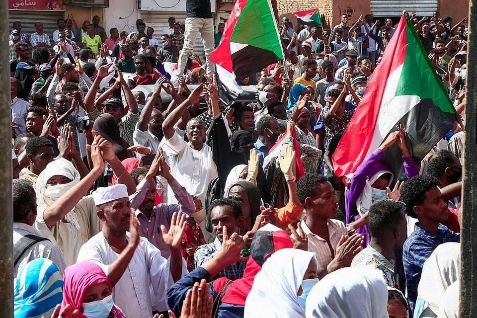 BANTAHAN RAKYAT: Warga Sudan mengadakan tunjuk perasaan di kejiranan al-Daim di ibu kota Khartoum pada 2 Januari lalu, mendesak pemerintah demokrasi dikembalikan di negara itu. - Foto AFP