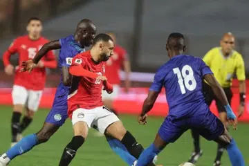 Dalam Kelayakan Piala Dunia Zon Afrika antara Mesir dengan Sierra Leone, pemain Mesir, Mohamed Salah (tengah), beraksi menentang Sallieu Tarawallie (kiri) daripada Sierra Leone pada 25 Mac 2025. 