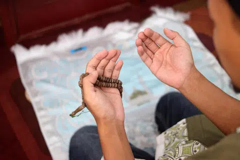 Seorang Muslim akan mendapat kedua-dua manfaat, kesihatan rohani dan fizikal, jika beliau mengamalkan puasa dengan niat dan cara yang betul. Antara kebaikan utama berpuasa ialah kemampuannya  mempercepatkan proses detoksifikasi badan. 