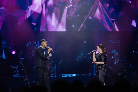 Penyanyi Indonesia, Rossa (kanan) hadir sebagai penyanyi undangan kejutan di konsert ‘One Last Dance’. Beliau menyanyikan lagu duetnya, ‘Aku Bersahaja’ bersama Taufik Batisah. 