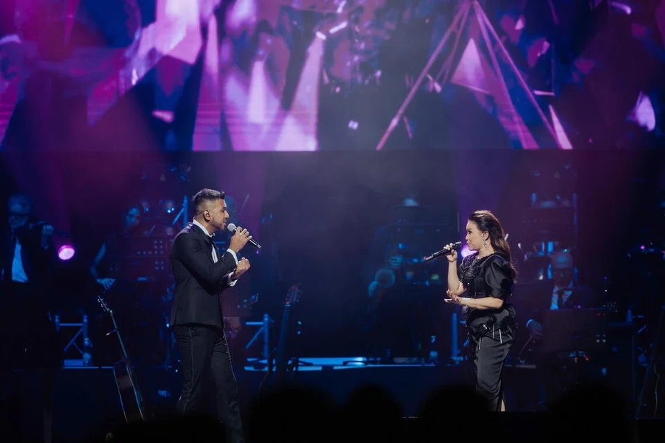 Penyanyi Indonesia, Rossa (kanan) hadir sebagai penyanyi undangan kejutan di konsert ‘One Last Dance’. Beliau menyanyikan lagu duetnya, ‘Aku Bersahaja’ bersama Taufik Batisah. 