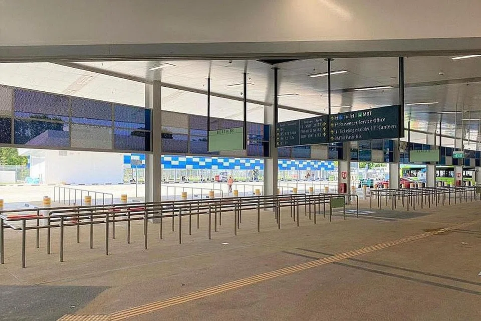 KONFIGURASI BARU: Penumpang yang menggunakan Pusat Pertukaran Bas Pasir Ris akan dapat menikmati kemudahan termasuk, tempat perlindungan dan perlindungan tanpa halangan serta zon prioriti dengan tempat duduk. - Foto LTA