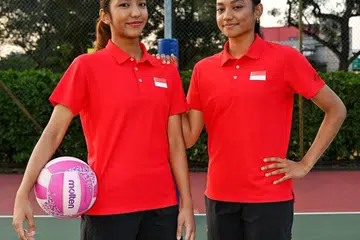 HADAPI CABARAN: Zulfa Rashad (kiri) dan Uzma Rashad pernah melalui detik mencabar apabila mereka melihat rakan sepasukan yang berlatih bersama mereka melangkah lebih pantas ke peringkat seterusnya.