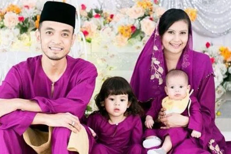 KELUARGA BAHAGIA: Tomok bersama isterinya, Siti Rahayu Abas, dan anak-anak mereka, Arrianshah Akid atau Arrian, tiga tahun, yang mendapat perhatian melalui Instagram, dan Andrashah Iman atau Andra, tiga bulan. - Foto MSTAR.COM.MY