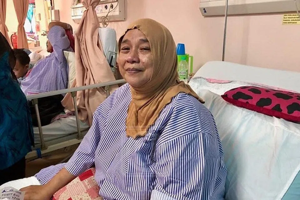 SYUKUR MESKI SAKIT: Pelakon Wan Maimunah bersyukur ada ahli keluarga dan peminat yang mendoakan kesihatannya setelah dimasukkan ke hospital baru-baru ini. - Foto UTUSAN ONLINE